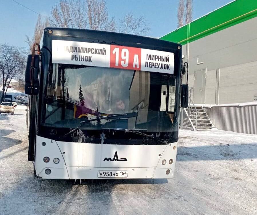 Минтранс потребовал от перевозчиков десяти саратовских маршрутов увеличить количество выпускаемых на линию автобусов
