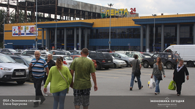 В петербургском супермаркете "Лента" проводят эвакуацию из-за подозрительного предмета