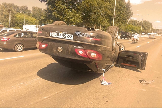 ДТП с перевертышем стало причиной вечерних пробок на Большевистской в Новосибирске