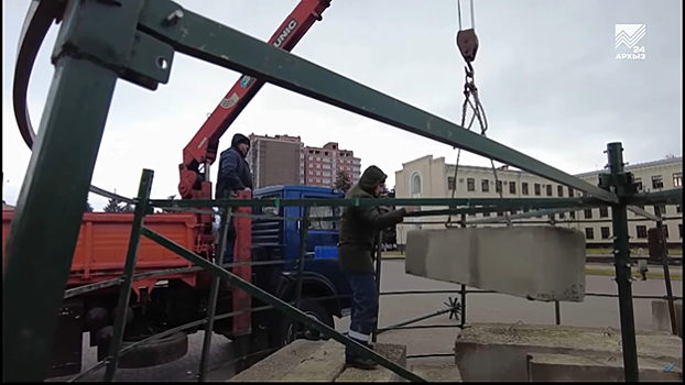 В Черкесске у Дома Правительства начался монтаж главной новогодней елки