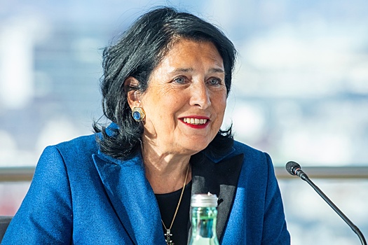 Зурабишвили забросали яйцами в аэропорту Тбилиси после возвращения из Мюнхена