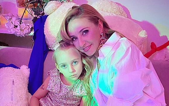«Королева с принцессой»: Навка с 6-летней дочерью зажгли на детской вечеринке в блестящих нарядах