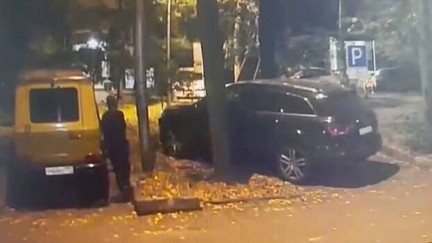 Пьяный мужчина на востоке Москвы пытался угнать Gelandewagen, а когда не вышло, сжег