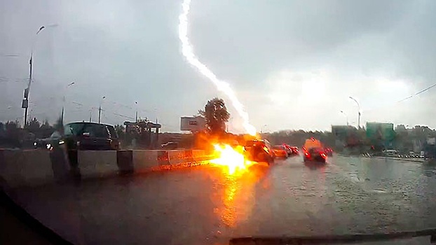 Молния ударила в машину на шоссе в Новороссийске: видео