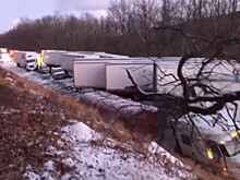 Не менее 44 человек пострадали в массовом ДТП в США