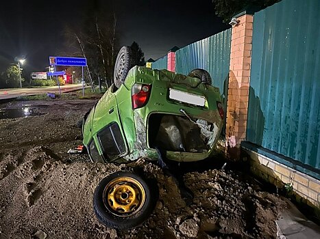 В Нововятске автомобиль врезался в забор и перевернулся