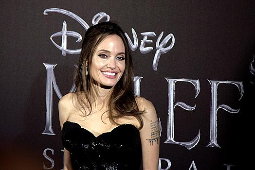 Анджелину Джоли раскритиковали за нелепый вид с «накладной» грудью на красной дорожке