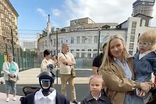 Дочь блогеров Кукояк Василиса пришла в школу с роботом