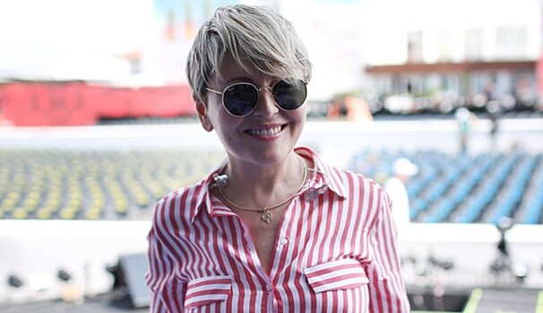 Дерзкая стрижка, модные очки и короткая рубашка: 49-летняя Анжелика Варум выглядит как девочка