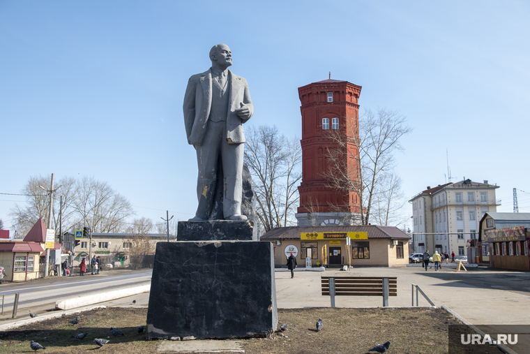 КПРФ требует от Махонина восстановить рухнувший памятник Ленину в Кунгуре
