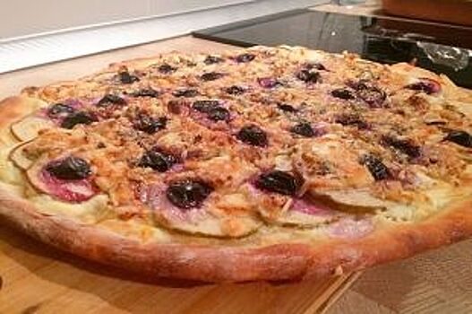 Праздник на столе. Рецепт пиццы с грушей, виноградом и голубым сыром