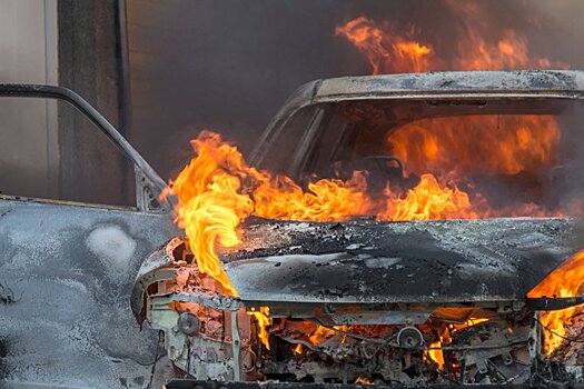 Ночью в Саратове сгорел «Mercedes»