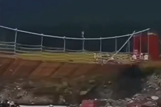 В Китае из-за аварии на подвесном мосту не выжили пять человек