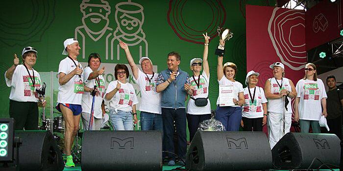 Победителем среди мужчин в фестивале «Скандинавской ходьбы» стал Василий Решетников из САО