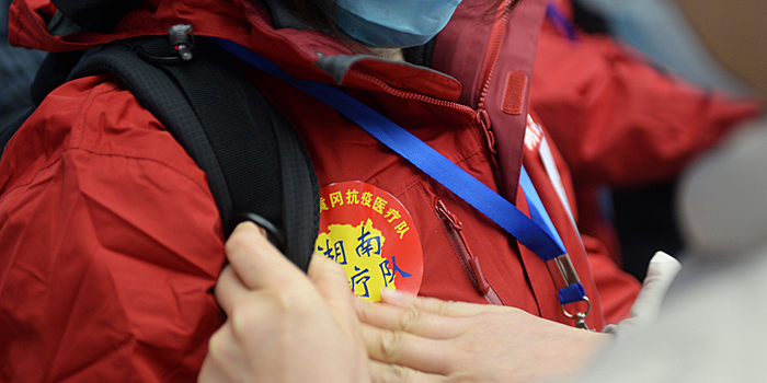 Борьба со вспышкой коронавирусной инфекции -- Пятая группа медиков из провинции Хунань отправилась в город Хуанган