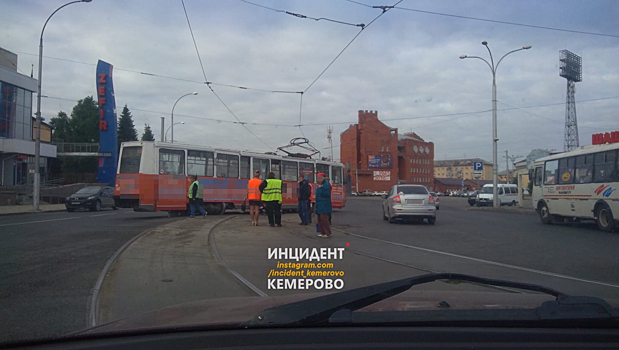 Кемеровский перевозчик объяснил частые сходы трамваев с рельсов на "ЦУМе"