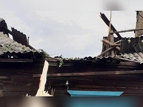 Дерево упало на крышу дома в селе Баляга