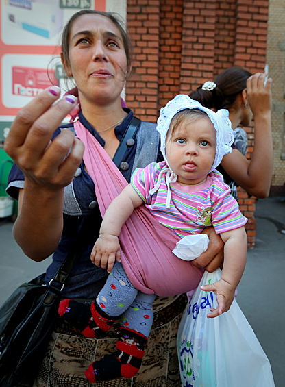 Цыганка с ребенком на одной из улиц Москвы