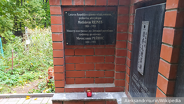 Литва и Эстония выразили протест из-за снятия мемориальных табличек на российском кладбище