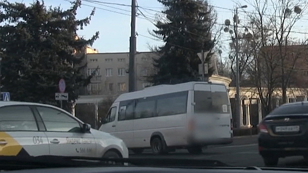 В Калининграде водитель автобуса вытолкнул из салона пассажира-инвалида, начата проверка