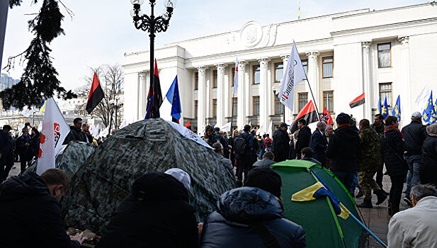 Протестующие у Рады обещали бороться "другими методами"