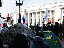 Протестующие у Рады обещали бороться "другими методами"