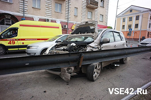 Полицейские уточнили информацию о ДТП с пострадавшими у остановки в Кемерове