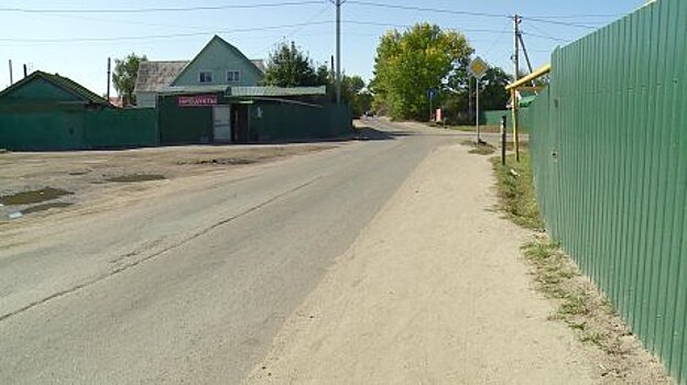 Пешеходам на улице Долгорукова не хватает тротуара