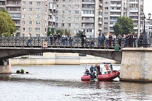 Очевидцы: в реке под Высоким мостом нашли тело человека