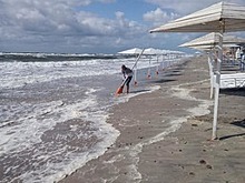 В Янтарном разрушенный штормом пляж с "Голубым флагом" планируют восстановить за три дня