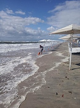 В Янтарном разрушенный штормом пляж с "Голубым флагом" планируют восстановить за три дня