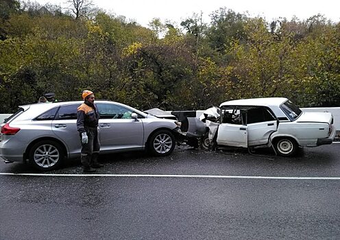 На трассе Джубка-Сочи произошла лобовая авария: в машине зажало людей