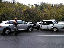 На трассе Джубка-Сочи произошла лобовая авария: в машине зажало людей