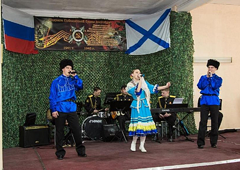 Курсанты-тихоокеанцы поздравили женщин концертом