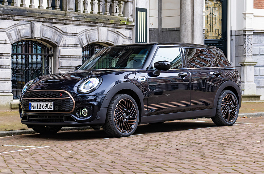 MINI Clubman. Британская компания простится с нынешним универсалом, выпустив версию Final Edition. Тираж составит 1969 штук: это намёк на год выхода первого поколения модели на рынок. Доступно три окраски для кузова, которые сочетаются с акцентами медного цвета.