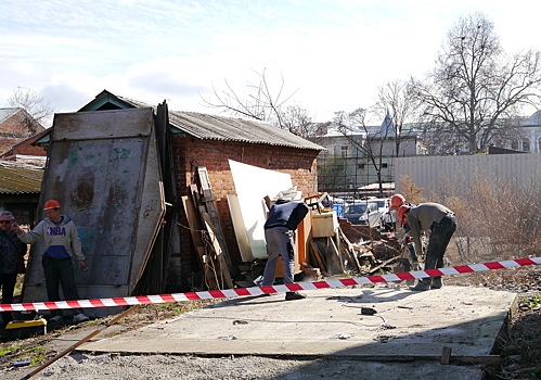 В Краснодаре судебные приставы добились сноса металлического гаража