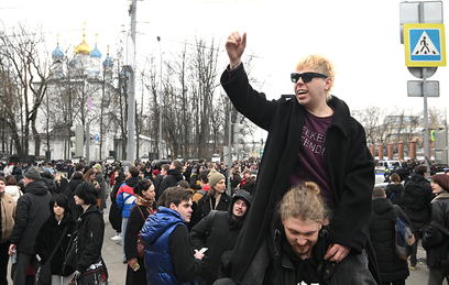 Вдова ходила как пава, мать рыдала, а поклонники смеялись: похороны Паши Техника превратили в бедлам