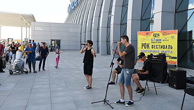 Музыканты устроили рок-понедельник в аэропорту "Симферополь"