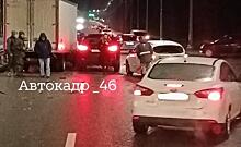 Вечером 15 февраля из-за гололёда в Курске в аварии попало много машин
