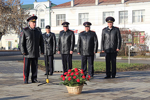 Генерал курганского УМВД Свинов возложил цветы к памятнику погибших коллег