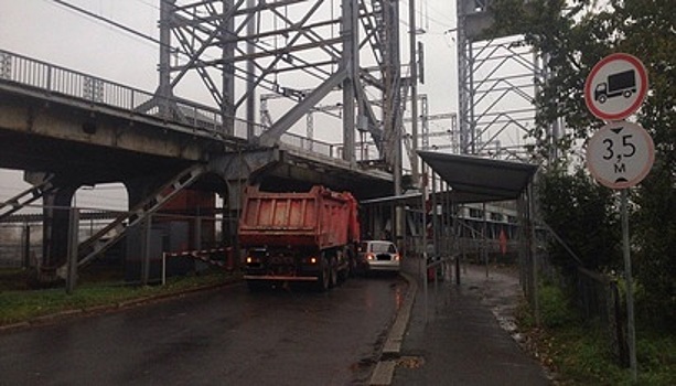 На двухъярусном мосту столкнулись грузовик и Daewoo, есть пострадавшие