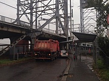 На двухъярусном мосту столкнулись грузовик и Daewoo, есть пострадавшие