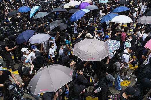 Жители Гонконга массово скупают доллары в обменных пунктах, опасаясь усиления санкций США