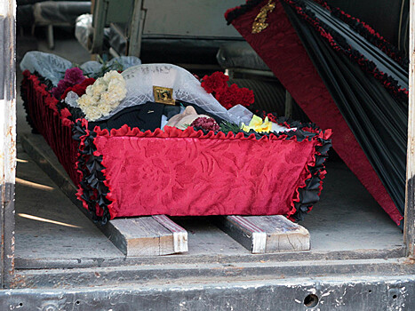 Камчадалам приходится месяцами хранить покойников в сараях. Минздрав обещает помочь