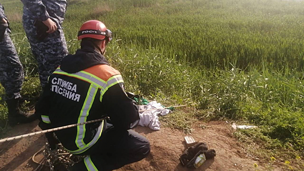 В Энгельсе мужчина сорвался с обрыва и упал в глубокий овраг