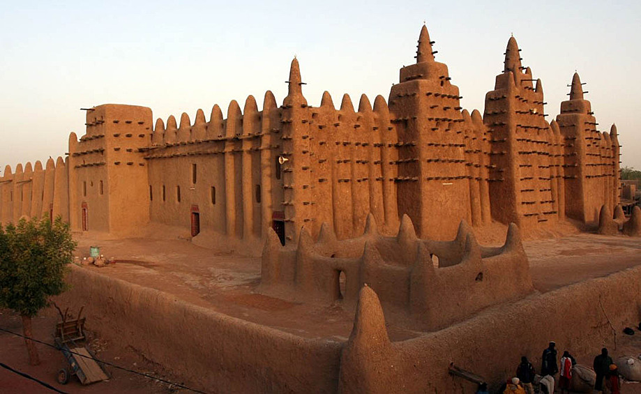 Тимбукту, Мали. Тимбукту был интеллектуальной и духовной столицей, центром распространения ислама в Африке. Несмотря на то, что реставраторы прилагают все усилия для сохранения величественных памятников города, он медленно приходит в упадок.