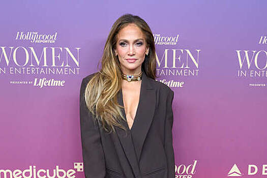 Певица Дженнифер Лопес с сумкой за 80$ тысяч подала милостыню бездомному