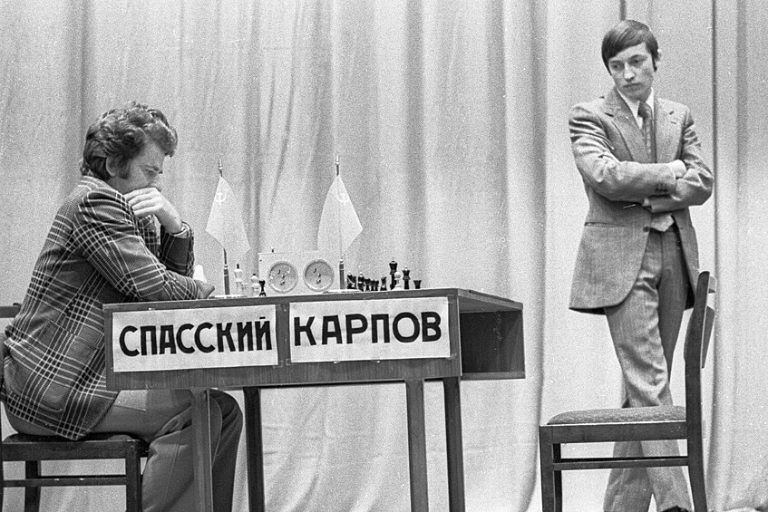 Шахматисты Анатолий Карпов (справа) и Борис Спасский (слева) во время полуфинального матча на первенство мира в Ленинграде, 1974 год