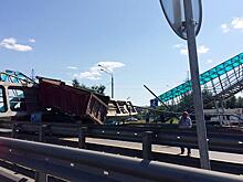 Таран моста самосвалом попал на видео