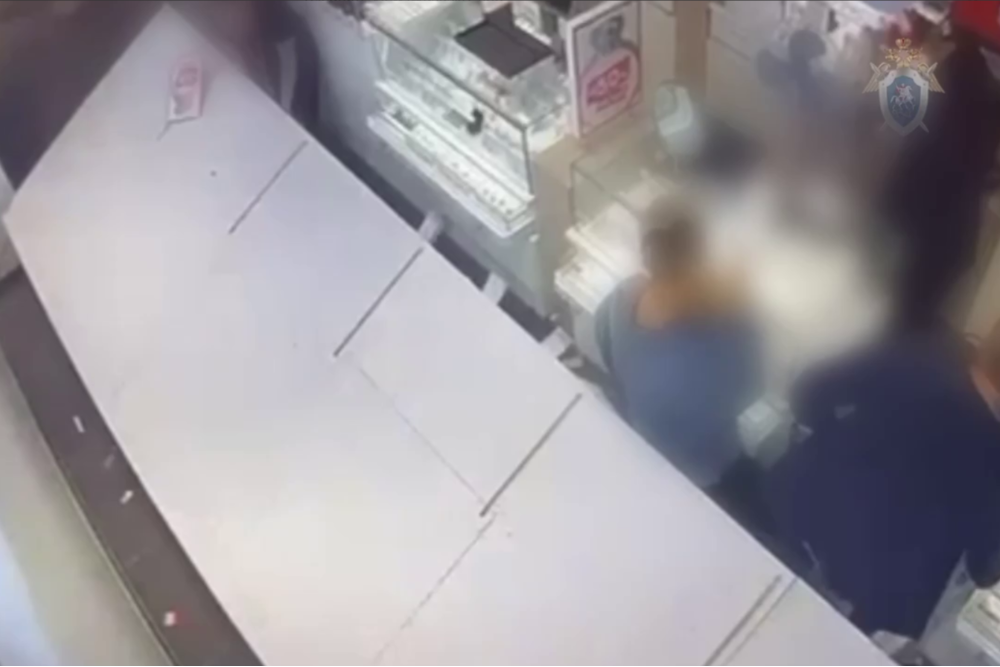 Стеклянная витрина рухнула на посетителей ТЦ в Петербурге